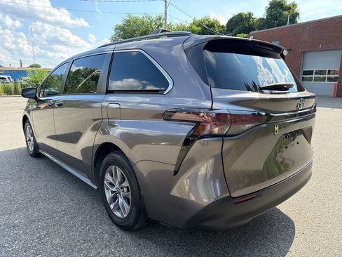 Used 2024 Toyota Sienna LE w/ LE Plus Package FWD image 3