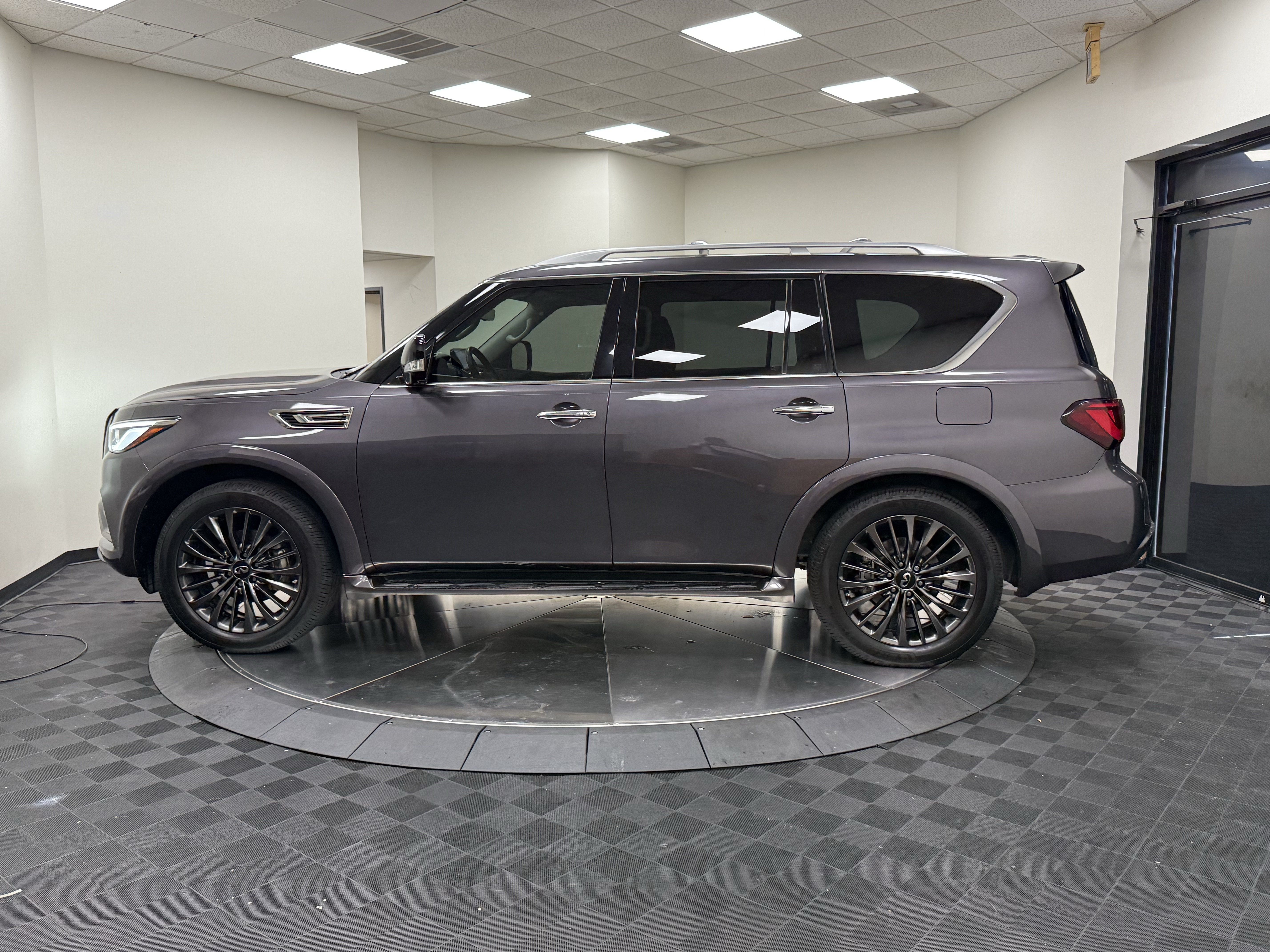 Used 2022 INFINITI QX80 Premium Select w/ All-Season Package RWD image 4
