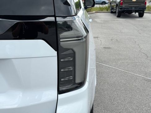 Used 2026 Chevrolet Suburban High Country AWD/4WD image 10