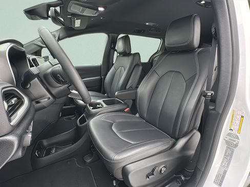 Used 2025 Chrysler Pacifica Select FWD image 13