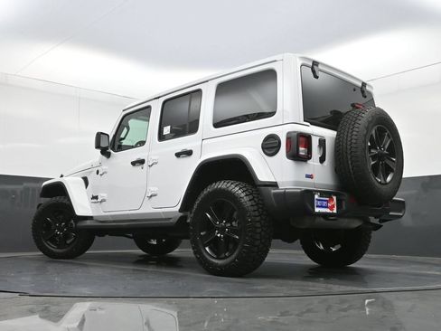 Used 2022 Jeep Wrangler Unlimited Sahara AWD/4WD image 30