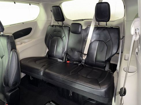 Used 2022 Chrysler Pacifica Touring-L image 24