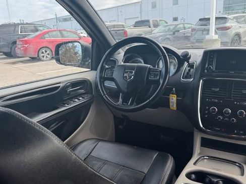 Used 2019 Dodge Grand Caravan SXT image 15