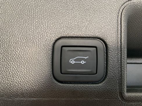 Used 2024 GMC Terrain SLE w/ Driver Convenience Package image 20