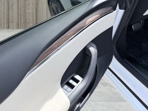 Used 2025 Tesla Model S image 23