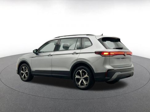 Used 2026 Volkswagen Tiguan SE AWD/4WD image 5