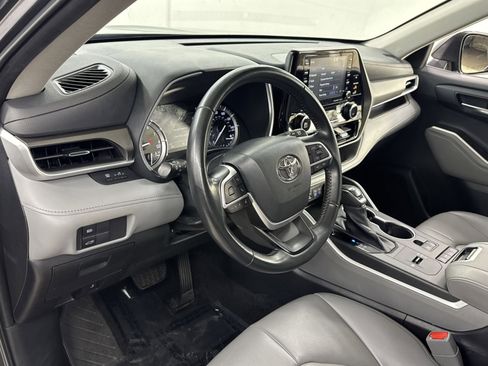 Used 2022 Toyota Highlander XLE FWD image 16