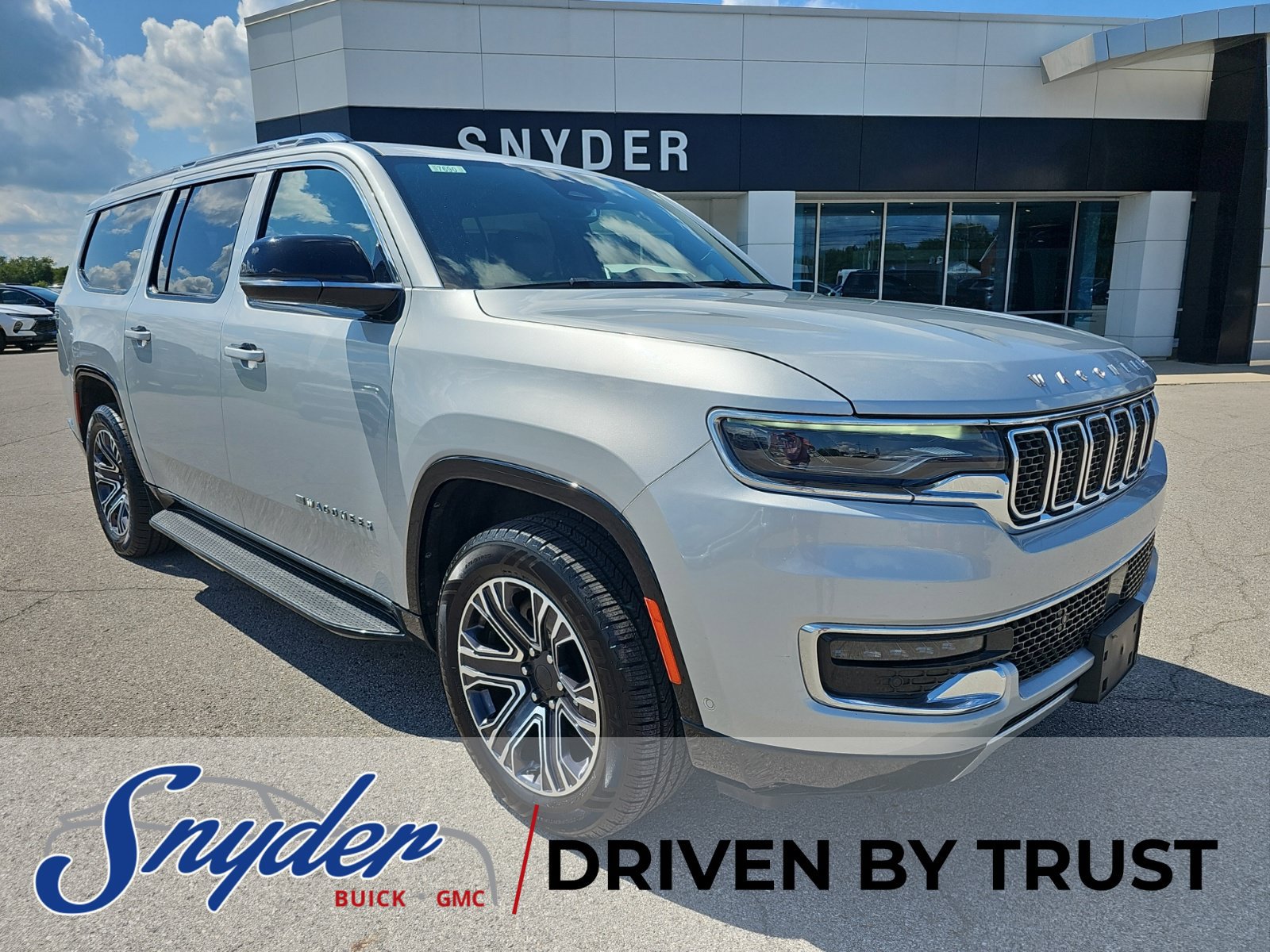 Used 2024 Jeep Wagoneer L Series II w/ Flexible Seating Group AWD/4WD image 2