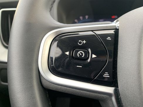 Used 2025 Volvo XC60 B5 Plus image 19