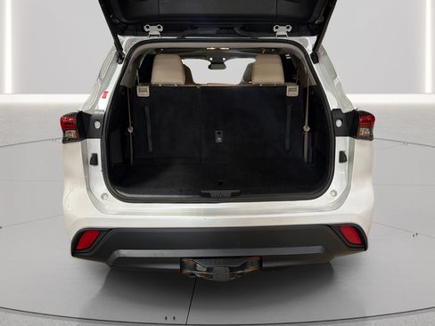 Used 2023 Toyota Highlander XLE AWD/4WD image 16