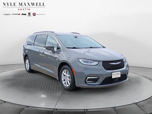 Used 2022 Chrysler Pacifica Touring-L FWD image 2