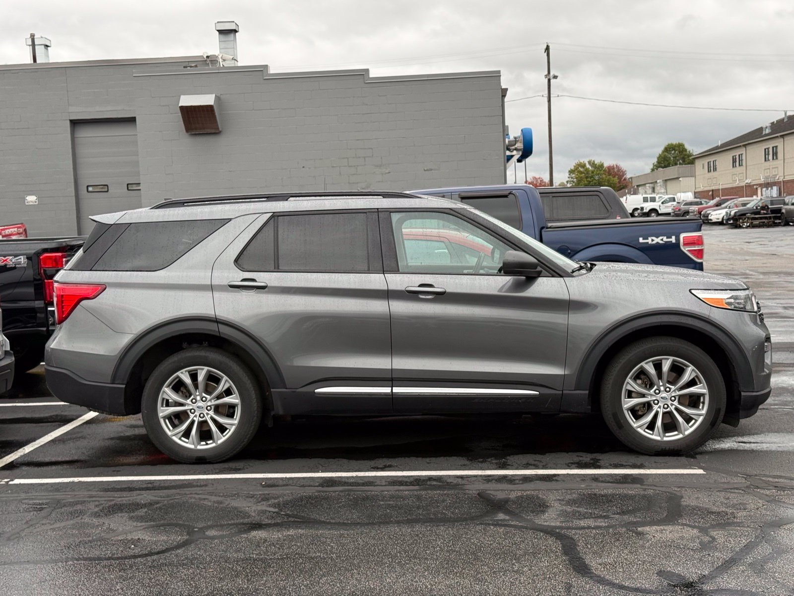 Used 2023 Ford Explorer XLT w/ Equipment Group 202A AWD/4WD image 3