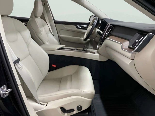 Used 2022 Volvo XC60 B5 Momentum w/ Climate Package AWD/4WD image 25