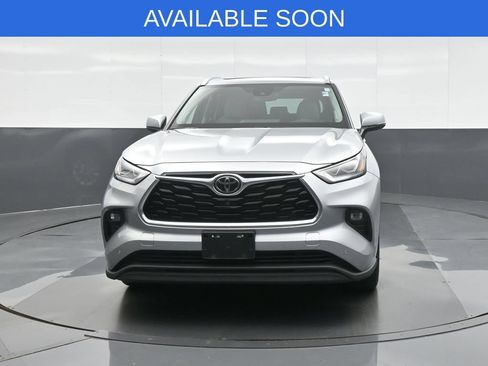 Used 2022 Toyota Highlander Limited AWD/4WD image 2