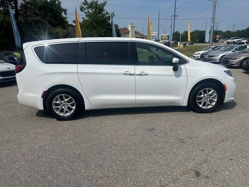Used 2023 Chrysler Pacifica Touring-L FWD image 6