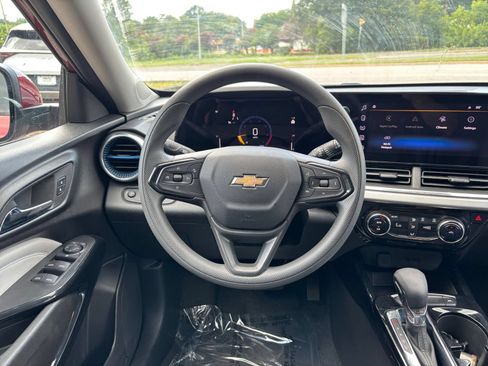 Used 2025 Chevrolet Trax LT FWD image 28