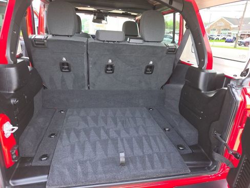 Used 2025 Jeep Wrangler Unlimited Sahara image 18