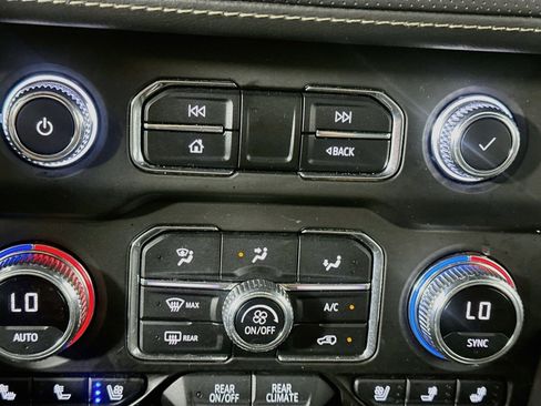 Used 2023 GMC Yukon SLT AWD/4WD image 24