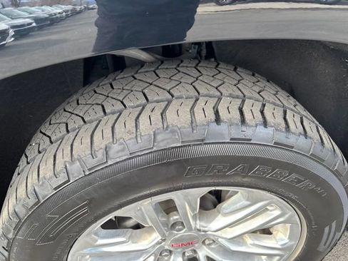 Used 2023 GMC Yukon XL SLT image 31