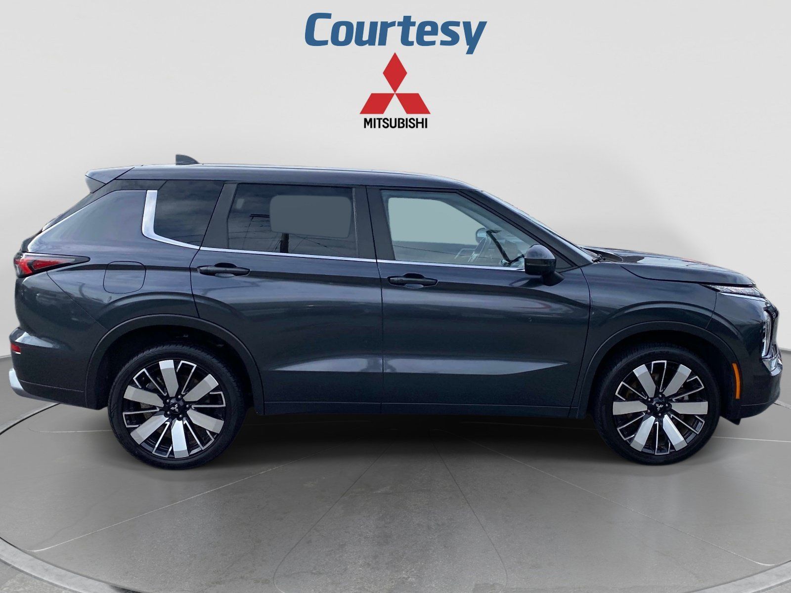 Used 2025 Mitsubishi Outlander SE FWD image 8