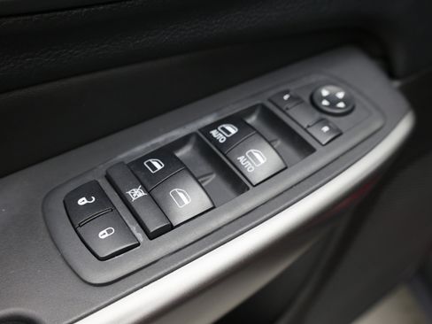 Used 2019 Jeep Cherokee Latitude Plus w/ Comfort/Convenience Group FWD image 21