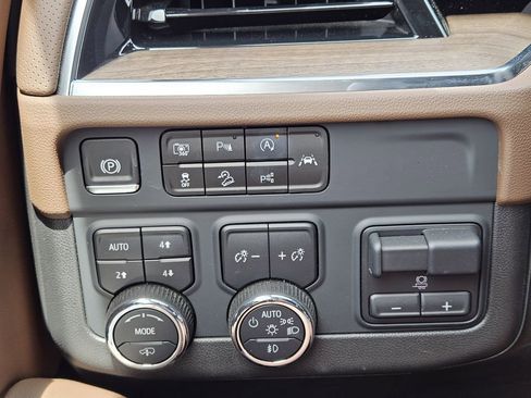 Used 2025 Chevrolet Suburban High Country AWD/4WD image 26
