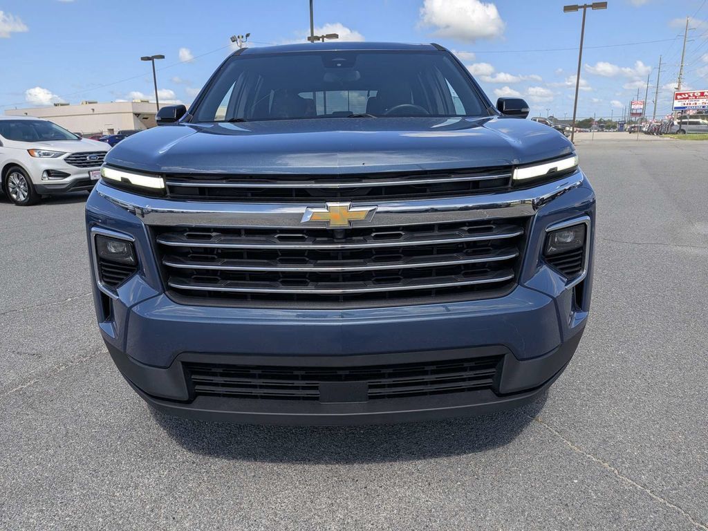 Used 2025 Chevrolet Traverse LT FWD image 6