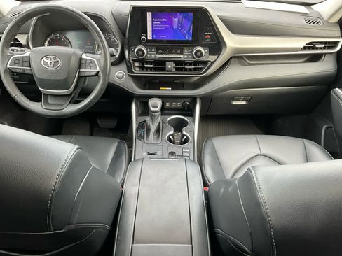 Used 2023 Toyota Highlander XLE image 15