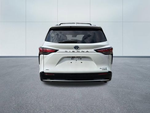 Used 2023 Toyota Sienna Platinum AWD/4WD image 6