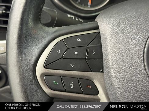 Used 2019 Jeep Cherokee Latitude Plus w/ Comfort/Convenience Group FWD image 22