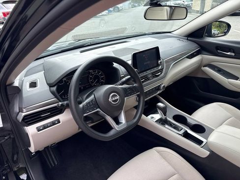 Used 2025 Nissan Altima 2.5 SV FWD image 17