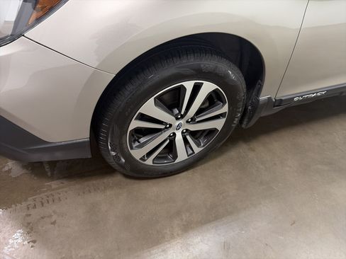 Used 2019 Subaru Outback 2.5i Limited w/ Popular Package #2 AWD/4WD image 9