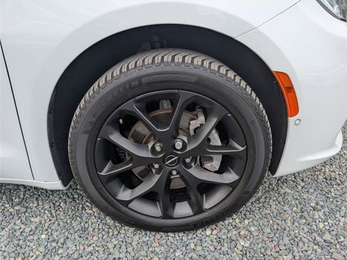 Used 2023 Chrysler Pacifica Limited w/ S Appearance Package AWD/4WD image 9