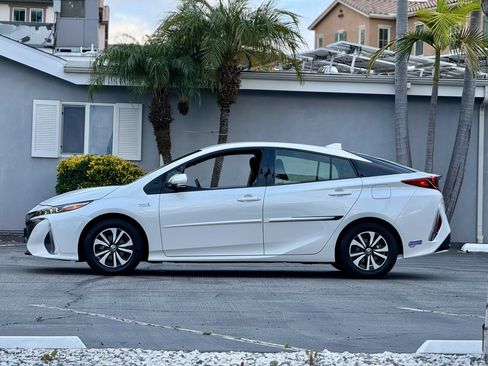 Used 2018 Toyota Prius Prime Premium w/ Carpet Mat Package FWD image 2