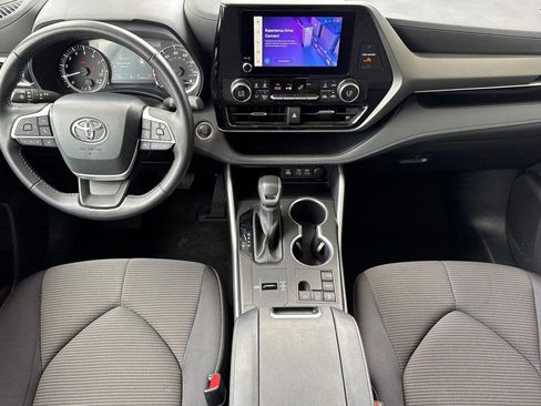 Used 2025 Toyota Highlander LE FWD image 26