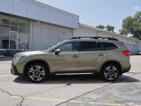 Used 2023 Subaru Ascent Limited w/ Technology Package AWD/4WD image 4