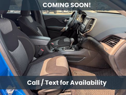 Used 2018 Jeep Cherokee Latitude w/ Altitude Package AWD/4WD image 11