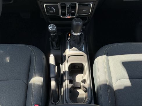 Used 2025 Jeep Gladiator Sport image 22