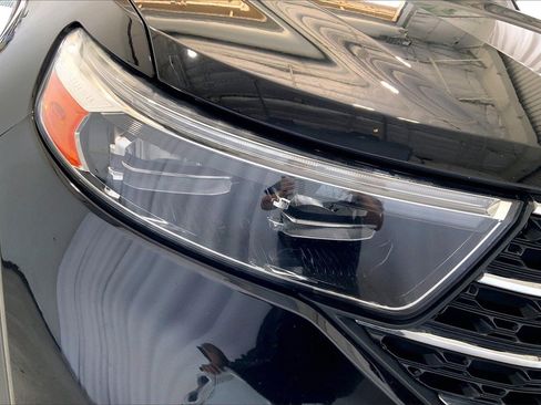 Used 2021 Ford Explorer XLT image 12