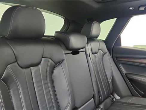 Used 2025 Audi Q5 e Premium Plus w/ Premium Plus Package image 25
