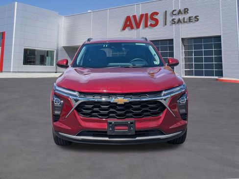 Used 2025 Chevrolet Trax LT w/ LT Convenience Package FWD image 2