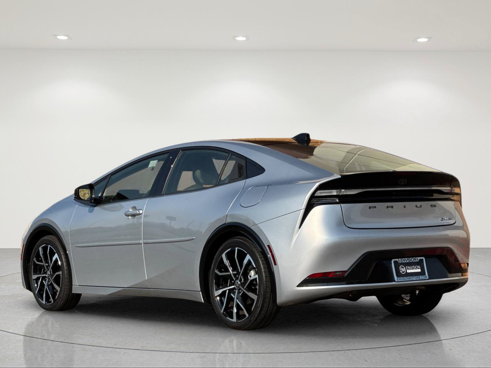 Used 2025 Toyota Prius Plug-In Hybrid FWD image 4