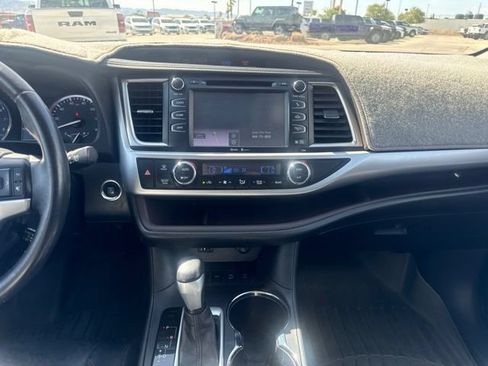 Used 2014 Toyota Highlander XLE AWD/4WD image 12