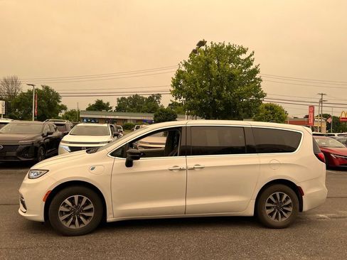 Used 2024 Chrysler Pacifica Limited FWD image 9