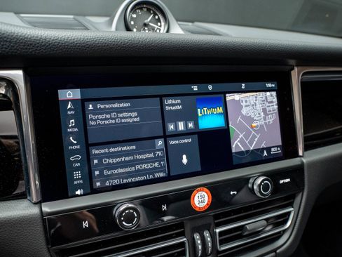 Certified 2026 Porsche Macan AWD/4WD image 22