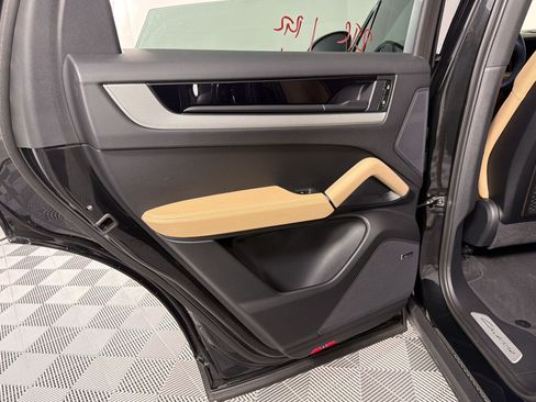 Certified 2025 Porsche Cayenne AWD/4WD image 28
