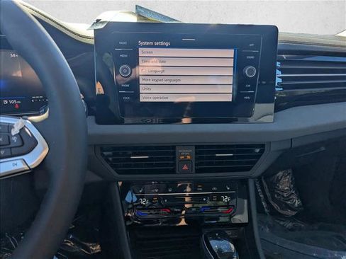 Certified 2025 Volkswagen Jetta SE w/ Sunroof Package image 15