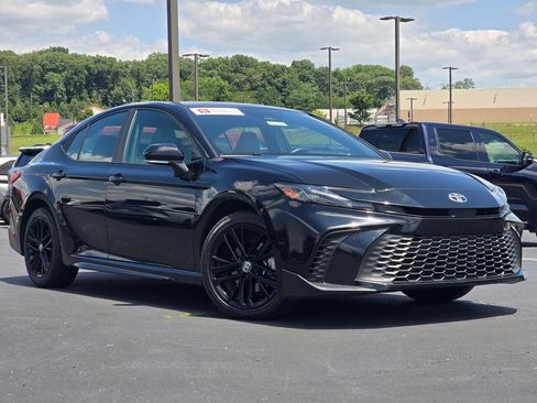 Used 2025 Toyota Camry SE AWD/4WD image 2