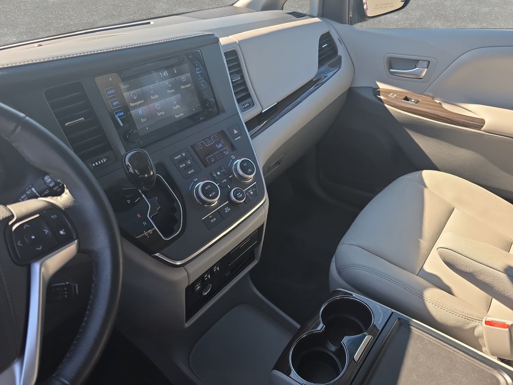 Used 2017 Toyota Sienna XLE Premium w/ Protection Package FWD image 26