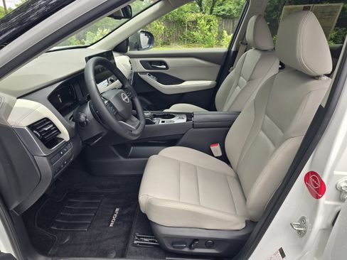 Certified 2025 Nissan Rogue SL w/ Tech Package FWD image 12